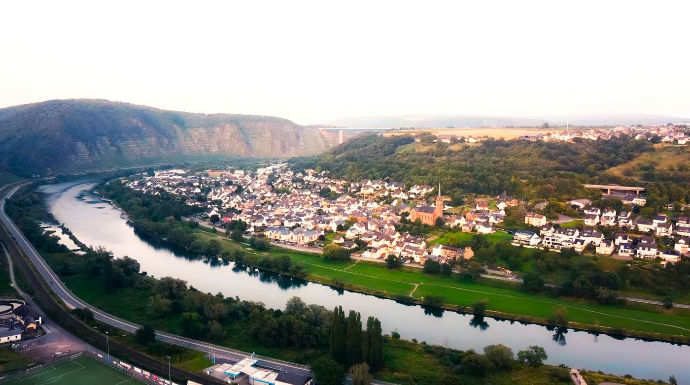 Cinematic FPV dronebeelden Niederburg Kobern